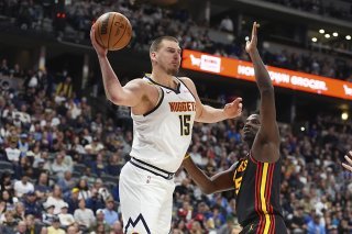 Nikola Jokic déborde Clint Capela: le pivot serbe a livré une performance XXL face à Atlanta. KEYSTONE/AP/David Zalubowski